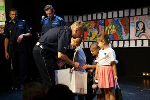 policjant wręcza nagrody