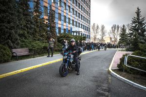Motocykliści na tle KWP w Katowicach