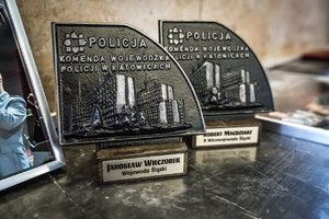 Pamiątkowe statuetki z napisem &quot;Policja Komenda Wojewódzka Policji w Katowicach&quot;