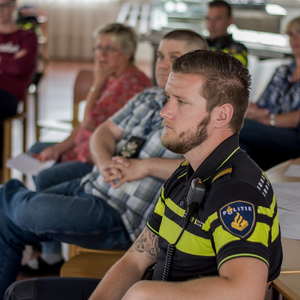 Na zdjęciu siedzą na krzesłach polscy i holenderscy policjanci wraz z pracownicą holenderskiego urzędu.