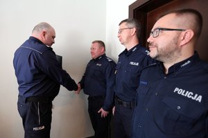 Komendant Wojewódzki Policji w Katowicach nadinsp. Krzysztof Justyński gratuluje mianowanemu insp. Dariuszowi Kopeć