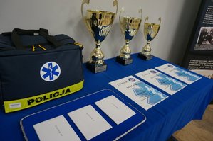 Zawody policyjnych ratowników w garnizonie śląskim. Zdjęcie przedstawia puchary i dyplomy, które po zakończeniu konkursu otrzymają zwycięzcy.