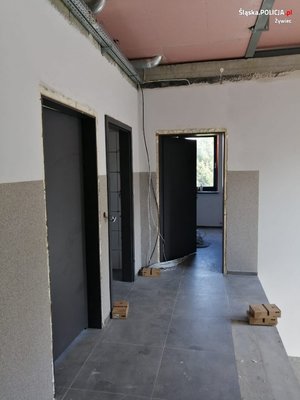 budowa posterunku w Milówce-wykańczanie posadzki, ścian i sufitu wewnątrz budynku