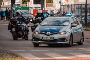 Zabezpieczenie meczu w Tychach. Radiowóz oznakowany oraz 2 policyjne motocykle na ulicy