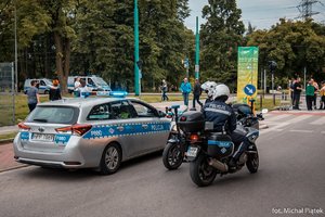 Zabezpieczenie meczu w Tychach. Radiowóz oznakowany oraz 2 policyjne motocykle na ulicy