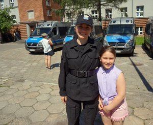 Pamiątkowe zdjęcie - policjantka wraz z  małą dziewczynką