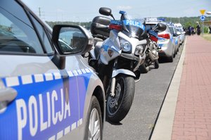 Policyjny motocykl oraz radiowozy
