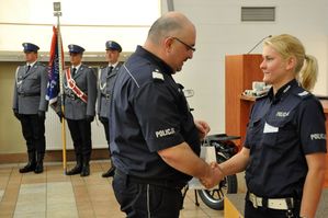 szef śląskich policjantów gratuluje jedynej policjantce, która wzięła udział w konkursie