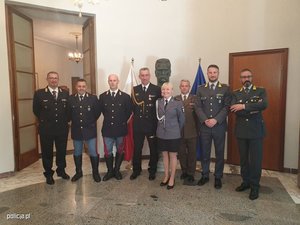 Grupa włoskich policjantów i polskich policjantów