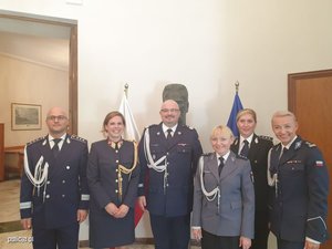 Grupa włoskich policjantów i polskich policjantów