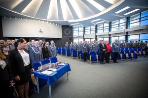 Rozpoczęcie uroczystości - wprowadzenie sztandaru Komendy Wojewódzkiej Policji w Katowicach przez poczet flagowy