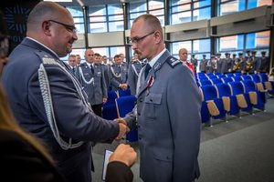 Wręczenie odznaczeń i medali podczas uroczystości przez Komendanta Wojewódzkiego Policji oraz Wicewojewodę Śląskiego
