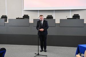 Wicewojewoda Śląski Robert Magdziarz przemawia podczas uroczystości