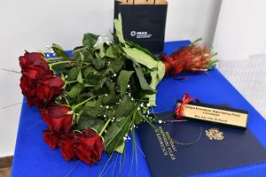 upominek dla nowego komendanta - czerwone róże i tabliczka na biurko