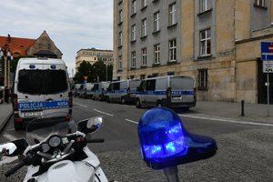 Policyjne motocykle i radiowozy na tle Urzędu Wojewódzkiego w Katowicach