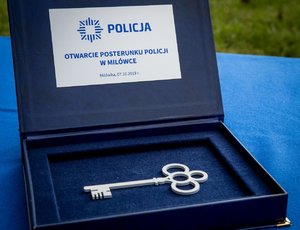 zdjęcie kolorowe: symboliczny klucz otwarcia Posterunku Policji w Milówce
