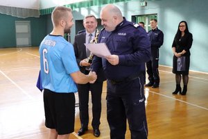 Komendant Wojewódzki Policji w Katowicach wręcza dyplom zawodnikowi