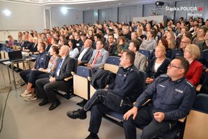 Policjanci oraz słuchacze podczas konferencji Dej pozór na zagrożenia w cyberprzestrzeni