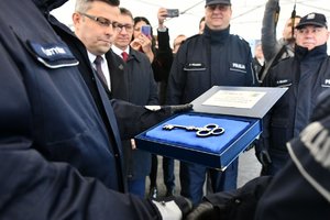 Komendant Wojewódzki Policji w Katowicach wręcza symboliczny klucz kierownikowi posterunku
