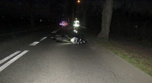 Motocykl leżący na jezdni - zdjęcie po wypadku.