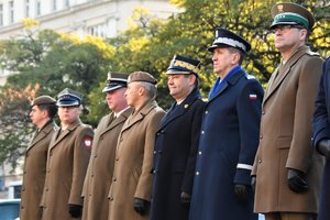 Przedstawiciele służb mundurowych w trakcie uroczystości