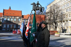 Poczty sztandarowe słuzb mundurowych na tle pomnika Józefa Pilsudskiego