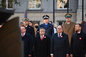 Komendant Wojewódzki Policji i pozostali goście na uroczystości
