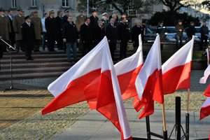 Flagi państwowe pod pomnikiem Marszałka Pilsudskiego