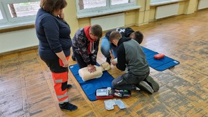 Uczniowie i ratownik medyczny podczas konkurencji pierwszej pomocy przedmedycznej