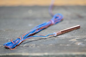 zdjęcie kolorowe zbliżenie na element kabli i urządzenia