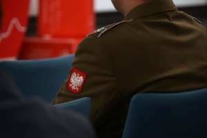 Zbliżenie na embelemat godła Polski na rękawie munduru