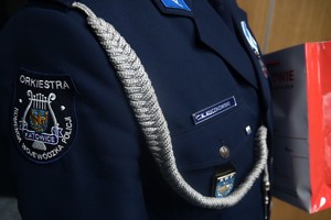 Zbliżenie emblematy na policyjnym mundurze
