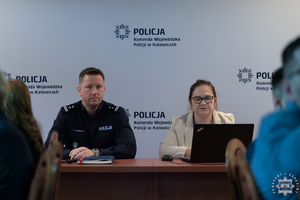 Zastępca Komendanta Wojewódzkiego Policji w Katowicach za stołem konferencyjnym z przedstawicielami grupy wizytującej