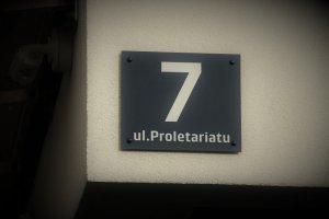 Tabliczka na budynku z nr 7 i napisem ul. Proletariatu.