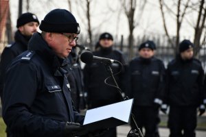 Dyrektor Gabinetu Komendanta Głównego Policji insp. Sławomir Litwin odczytuje list Komendanta Głównego Policji.