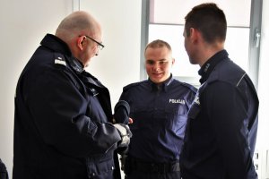 Komendant Wojewódzki Policji w Katowicach nadinsp. dr Krzysztof Justyński rozmawia z młodymi policjantami.