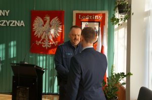Nadkomisarz Grzegorz Kocjan i nagrodzony mieszkaniec Lędzin