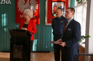 Burmistrz Krystyna Wróbel, Nadkomisarz Grzegorz Kocjan i nagrodzony mieszkaniec Lędzin