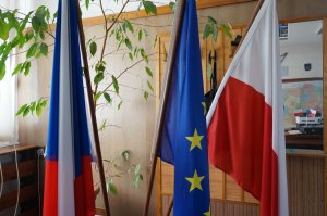 flagi państwowe Czech i Polski, pośrodku flaga Unii Europejskiej