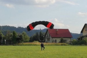dzielnicowy w trakcie skoku ze spadochronem