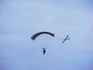 dzielnicowy podczas skoku ze spadochronem w powietrzu