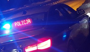 policyjny radiowóz nieoznakowany z napisem elektronicznym POLICJA z tyłu na podszybiu