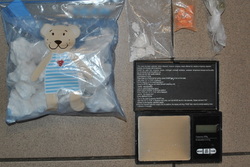 zdjęcie- zabezpieczone przedmiotu i narkotyki w woreczku foliowym