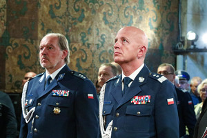 Szef Policji Polskiej z drugim policjantem stoją w kaplicy podczas modlitwy