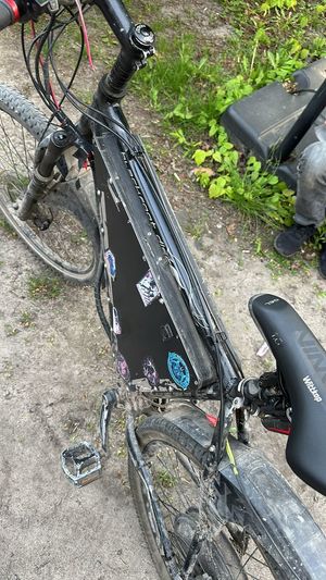 Odzyskany rower stoi zaparkowany na podwórku