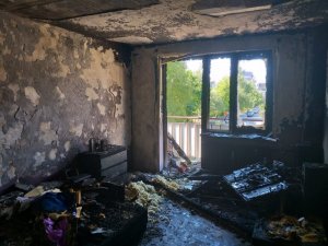 Spalony wyniku pożaru pokój w mieszkaniu