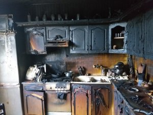 Spalona w wyniku pożaru kuchnia w mieszkaniu