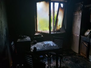Spalona w wyniku pożaru kuchnia w mieszkaniu