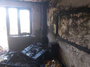 Spalony w wyniku pożaru pokój w mieszkaniu