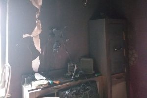 Spalony w wyniku pożaru pokój w mieszkaniu